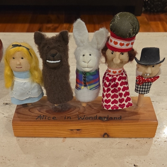 Alice in Wonderland Finger Puppets Set - Picture 1 of 4